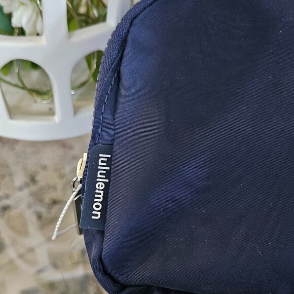 Lululemon Everywhere Belt Bag 1L (True Navy) NWT. - Picture 3 of 7